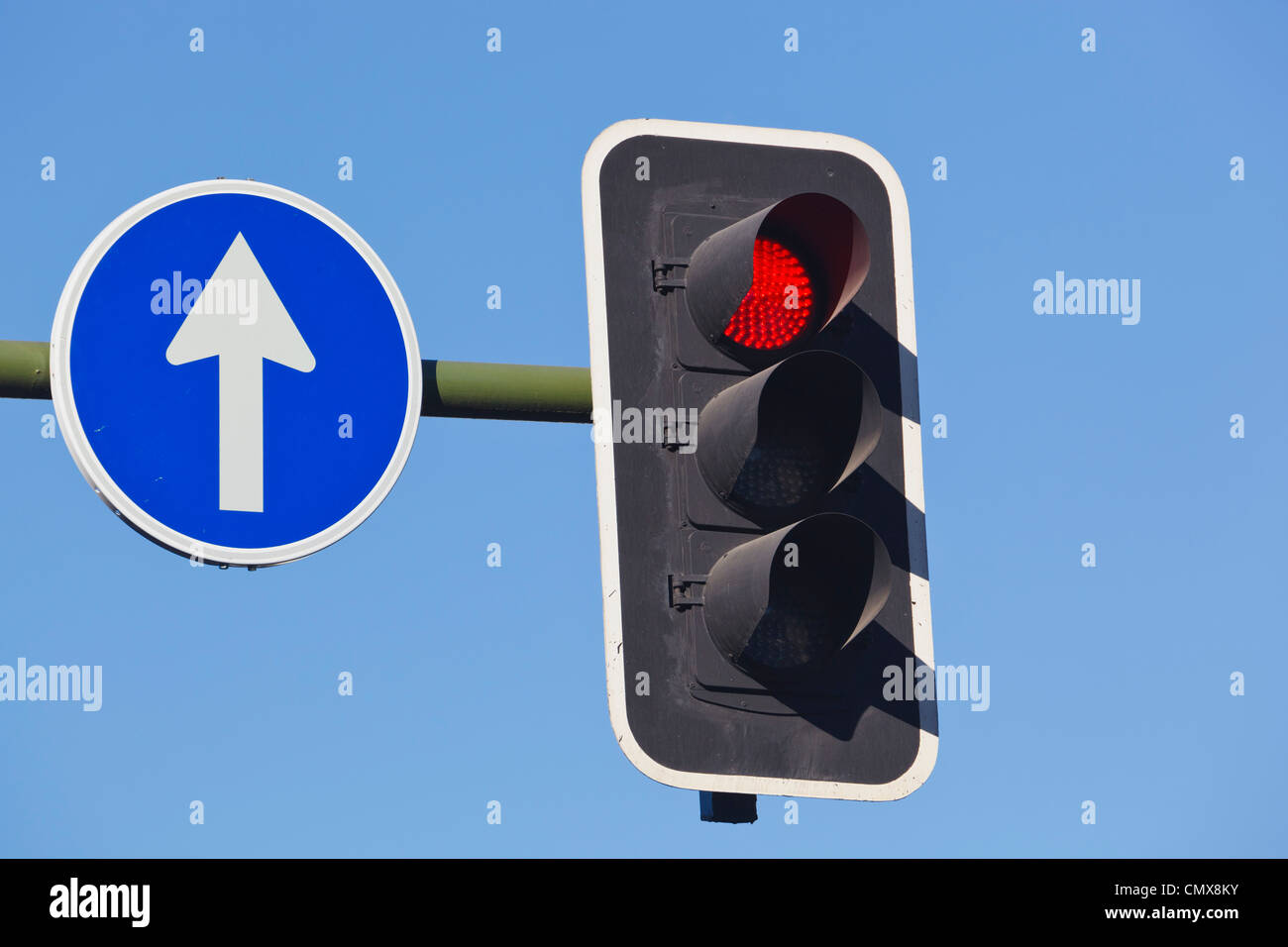 Ampel-Stop und Zeichen bestellen Verkehr, geradeaus zu gehen. Madrid, Spanien. Stockfoto