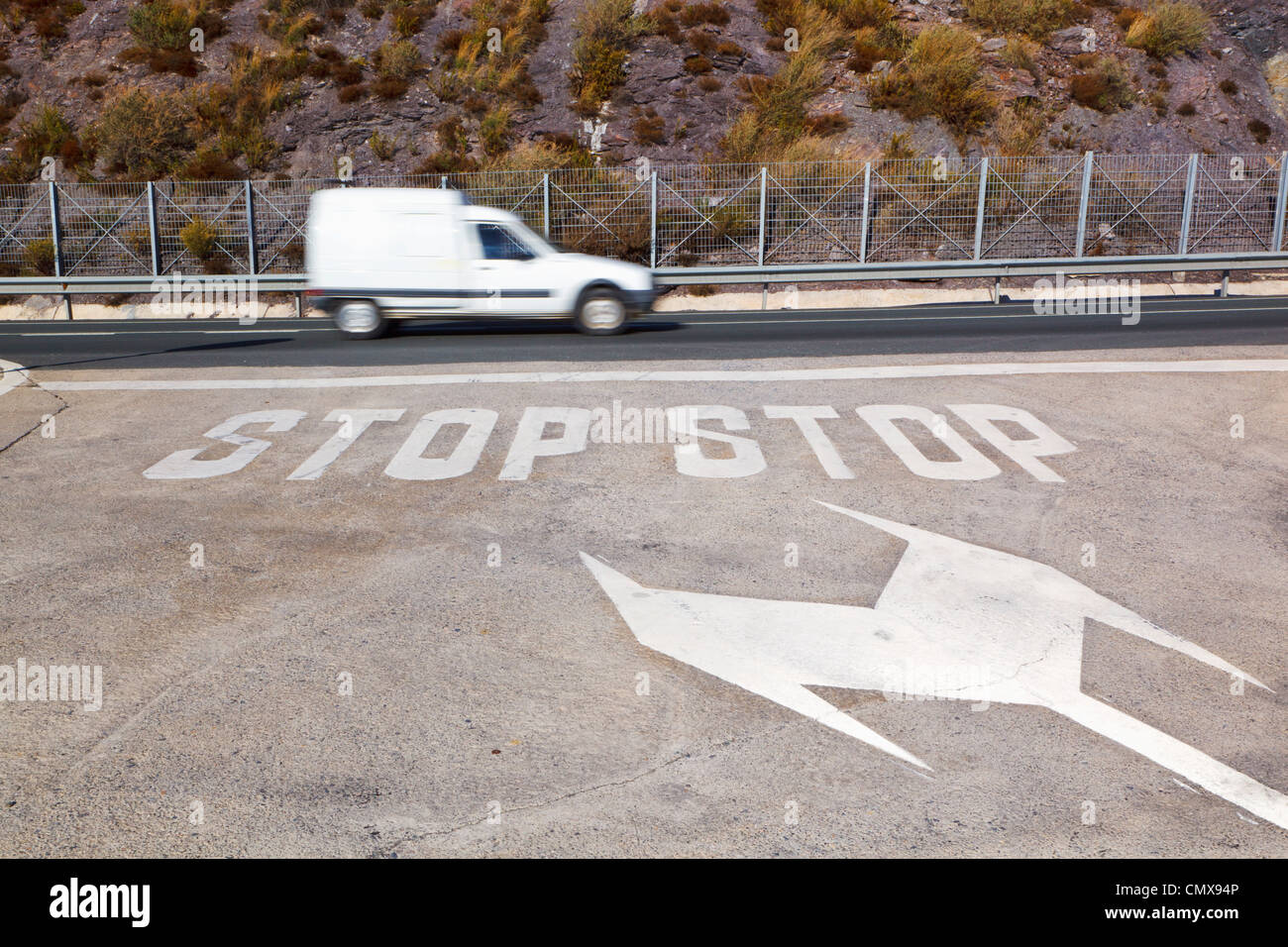 Stopp-Schilder für beide Richtungen am Eingang zur Autobahn. In der Nähe von Calahonda, Provinz Granada, Spanien. Stockfoto