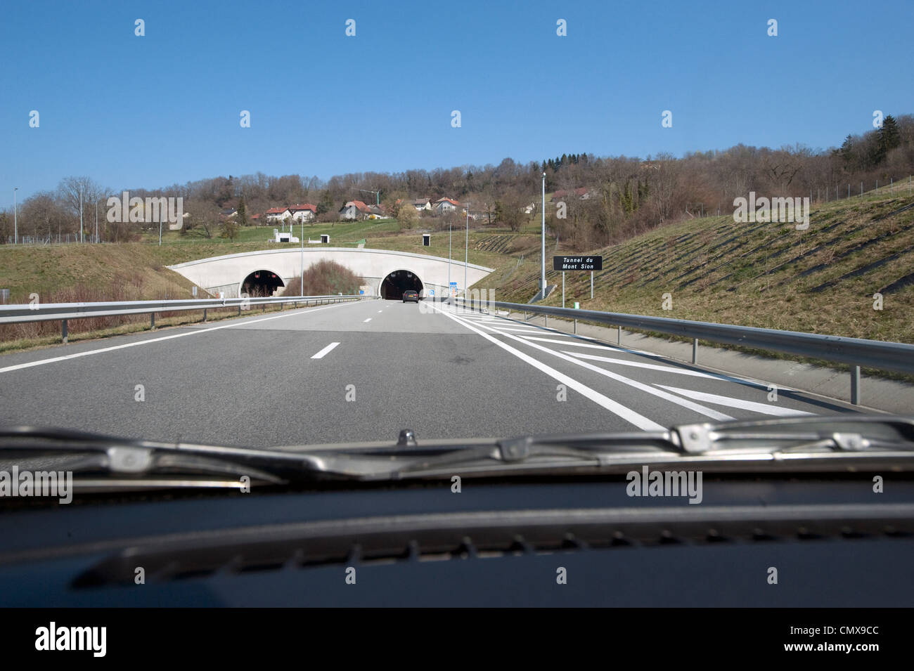 Fahren Sie in Richtung der 3km langen Tunnel du Mont Sion auf der Liane Autoroute, L'Alpine, Richtung Norden in Richtung Genf Stockfoto