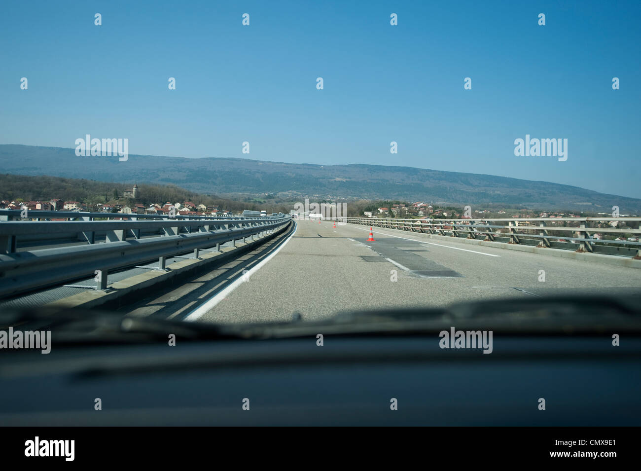 Kegel in den Jura Bergen auf der Autoroute des Titans Verkehr Richtung Norden von Genf in der Nähe von Nantua Stockfoto