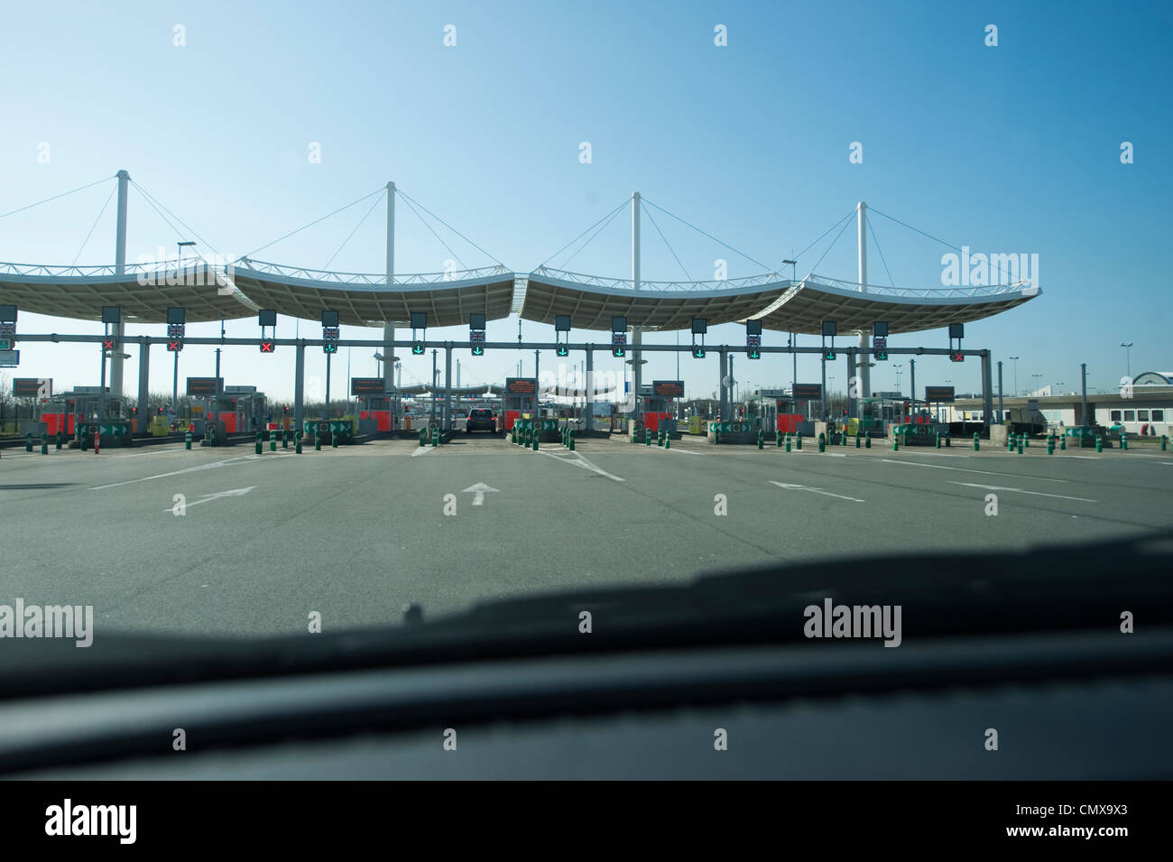 Nähert sich die Ticket-Tor für den Ärmelkanal-Tunnel bei Calais in Nordfrankreich Stockfoto