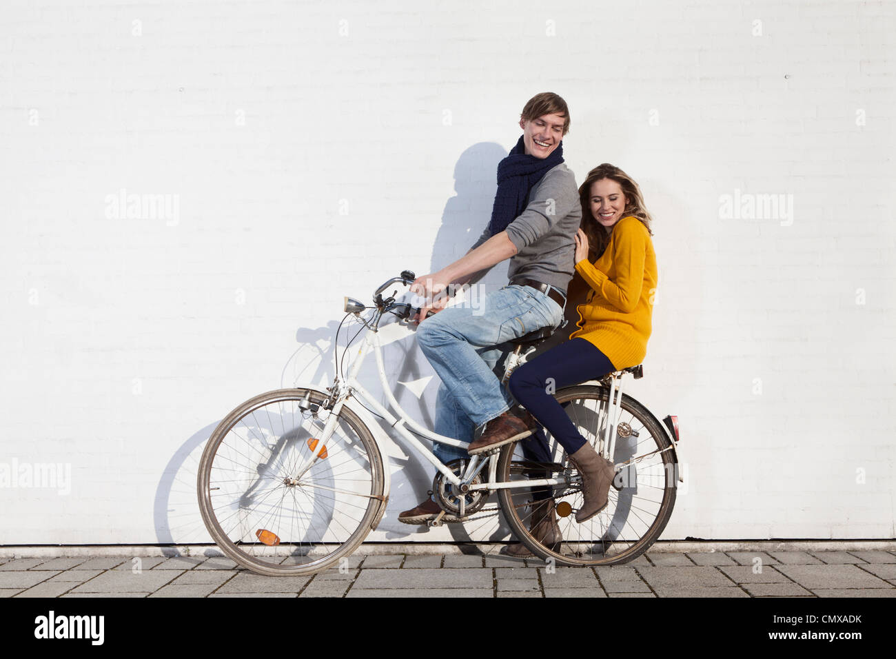 Deutschland, Bayern, München, junge Paar auf Fahrrad, Lächeln Stockfoto