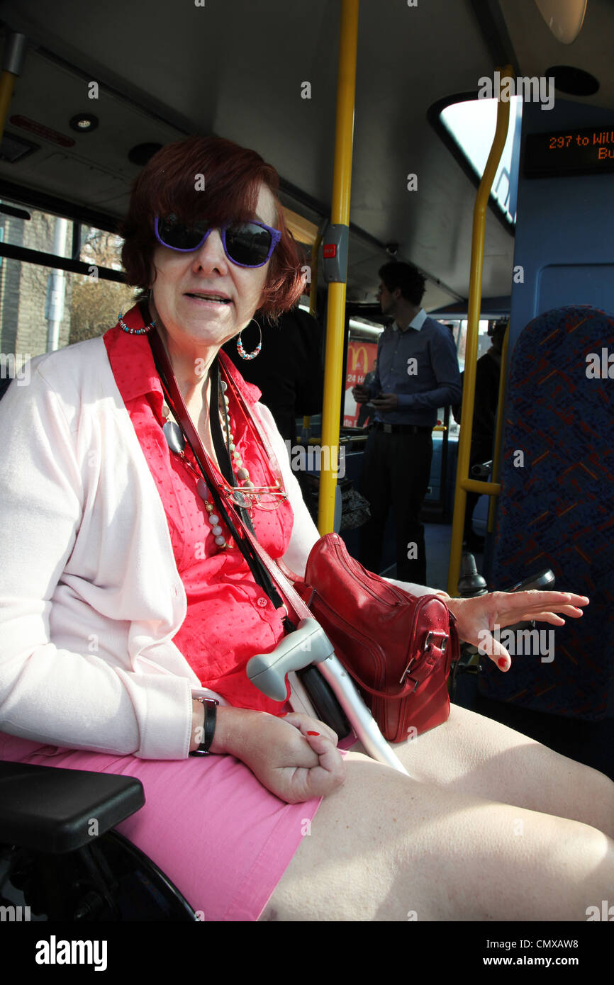 Frau in einem Rollstuhl reisen mit dem Bus in London Stockfoto