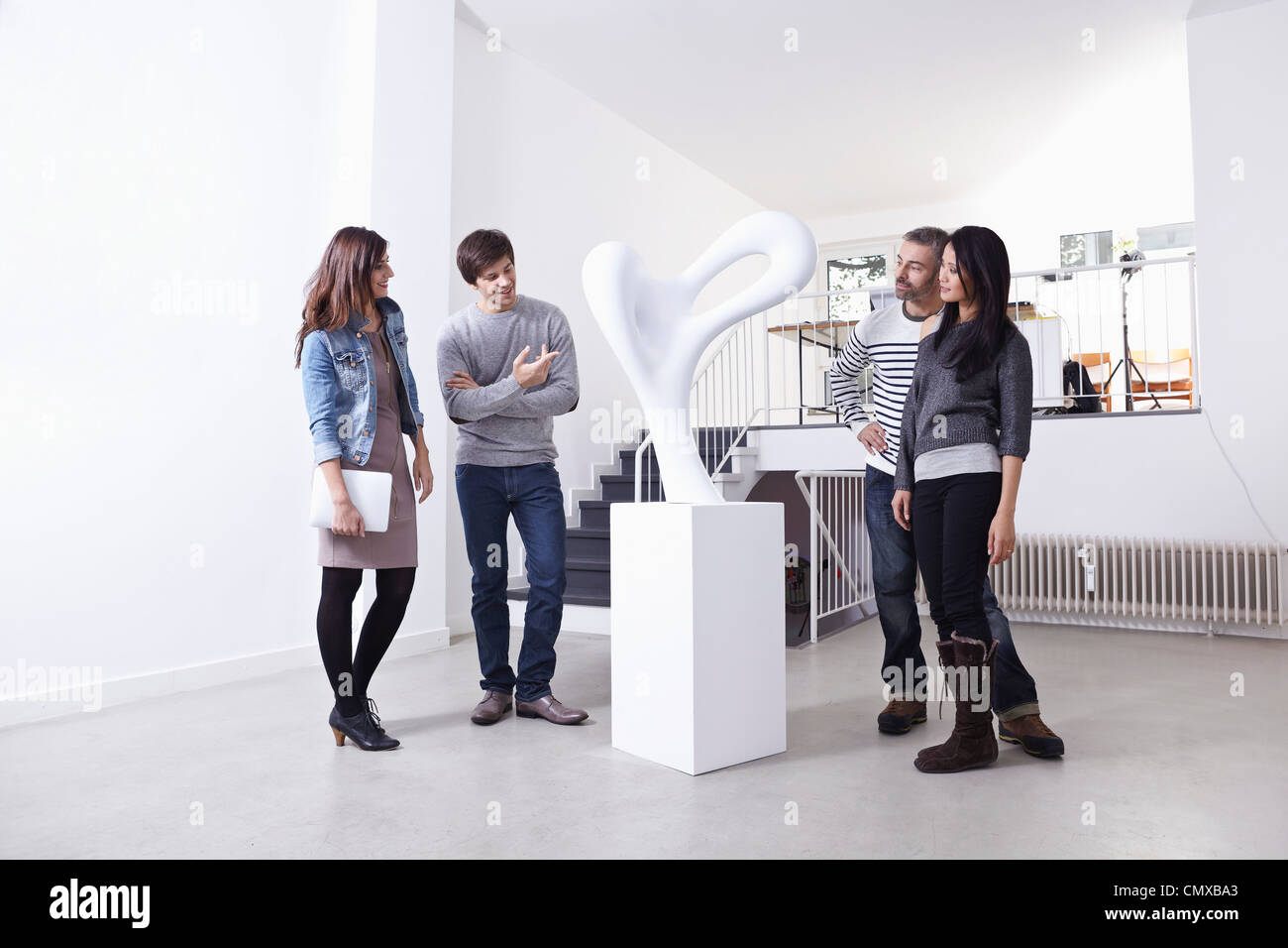 Deutschland, Köln, Mann und Frau stehen in Kunstgalerie, Lächeln Stockfoto
