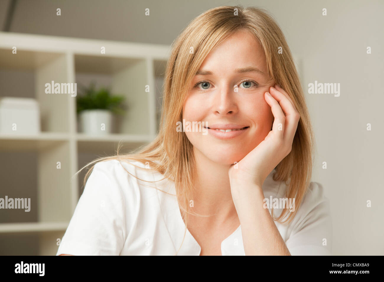 Junge Frau im Büro, Porträt Stockfoto