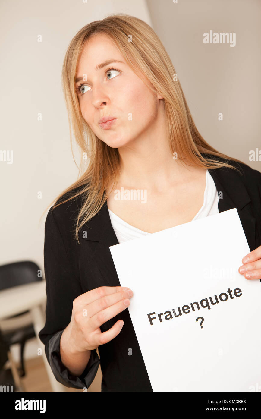 Junge Frau mit Papier mit dem text Stockfoto