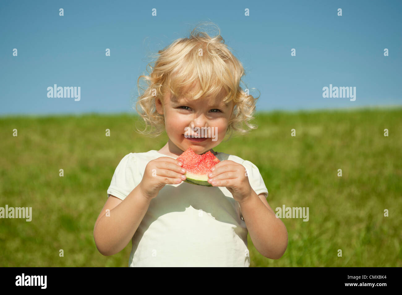 Deutschland, Bayern, Mädchen essen Wassermelone, Porträt Stockfoto