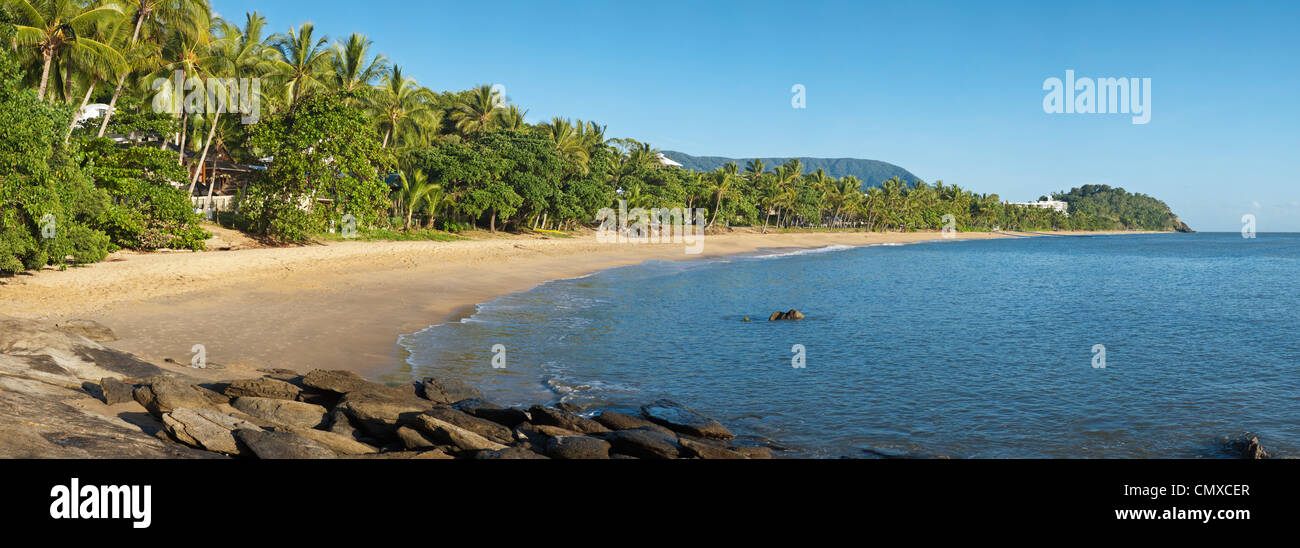 Blick entlang Trinity Beach, Cairns, Queensland, Australien Stockfoto