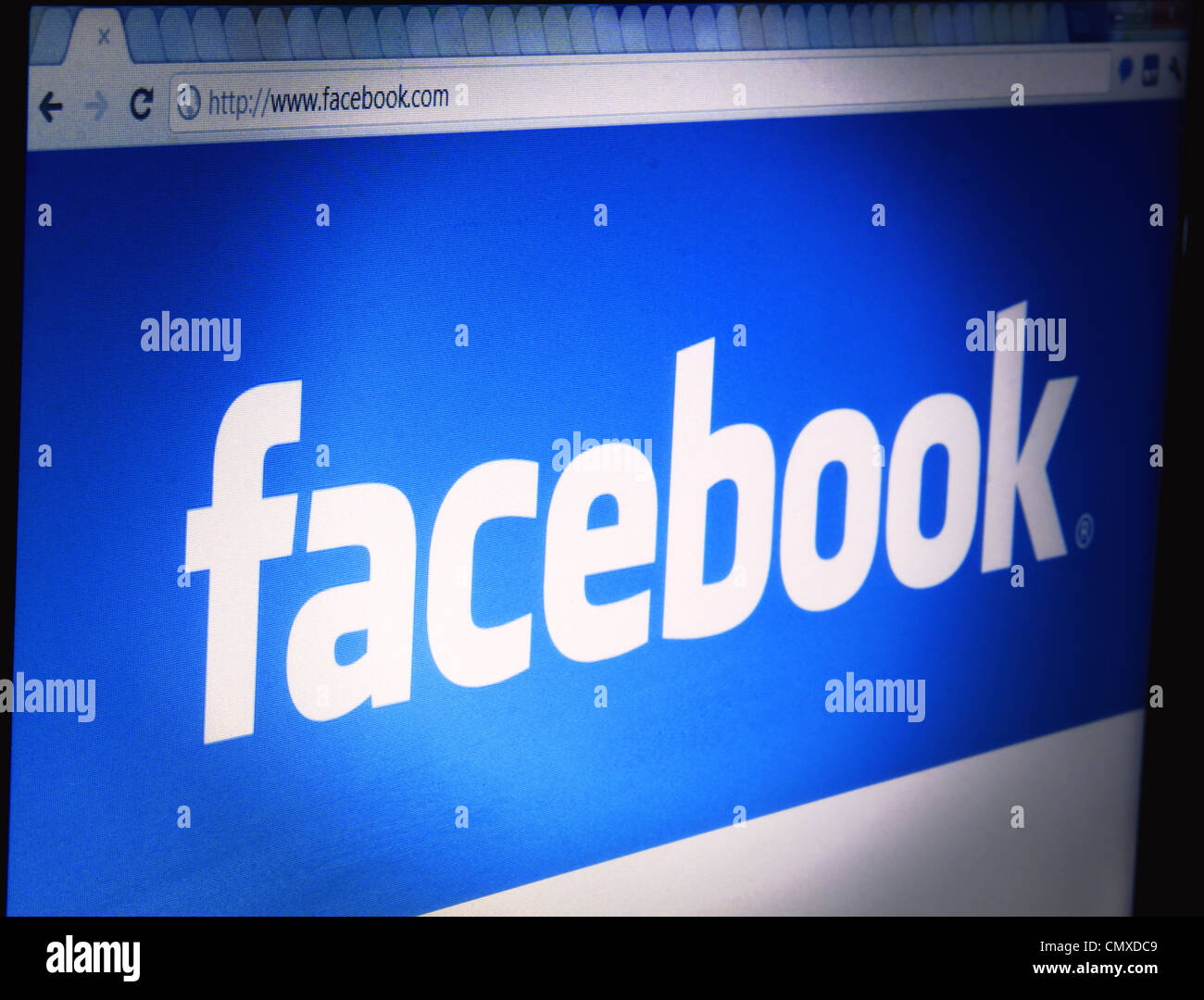 Eine Nahaufnahme von einem LCD-Bildschirm zeigt die Facebook-Webseite-Logo auf den ursprünglichen blauen Hintergrund. Stockfoto