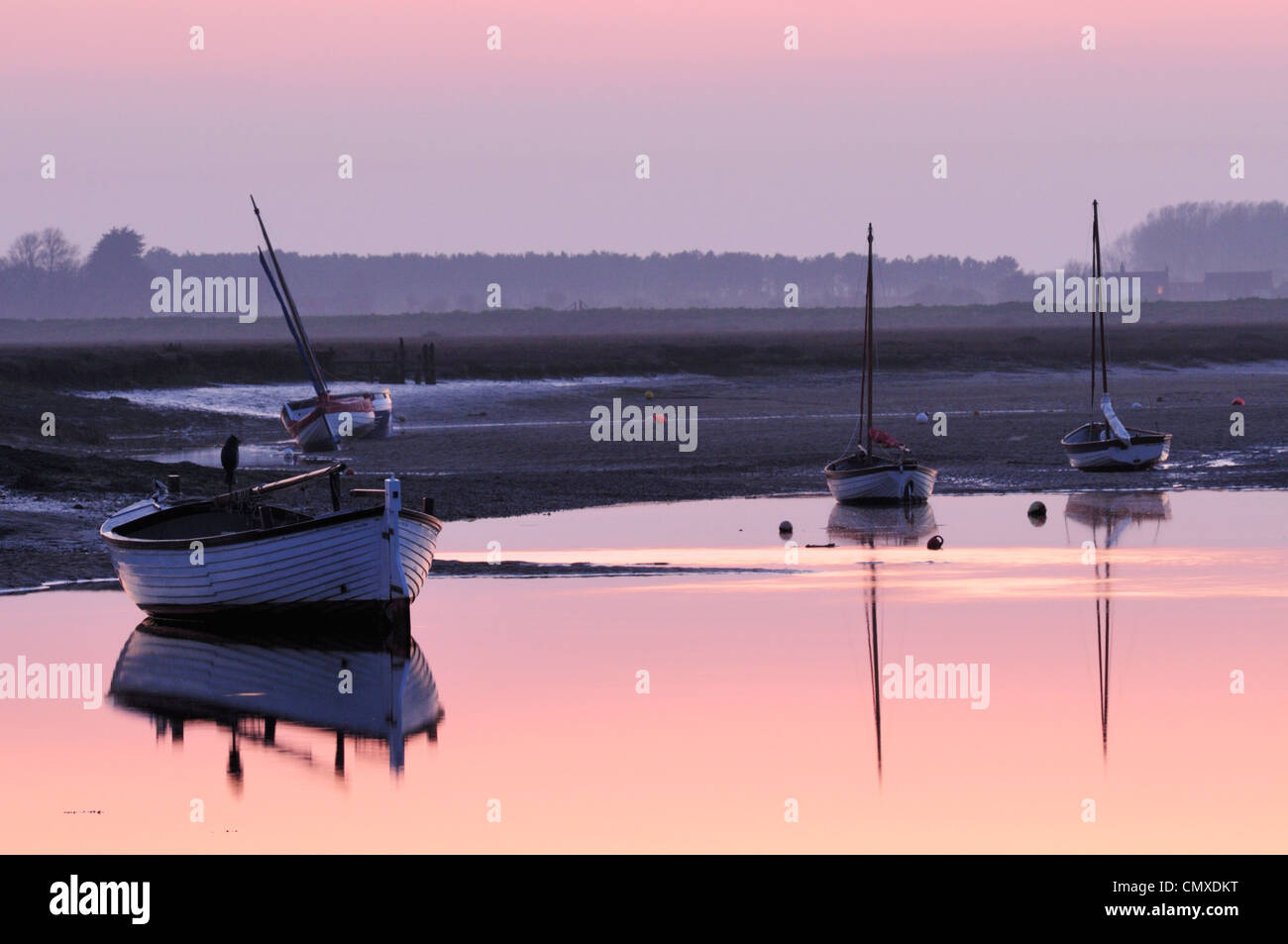Boote am Burnham Overy Staithe bei Sonnenuntergang, Norfolk, England, UK Stockfoto