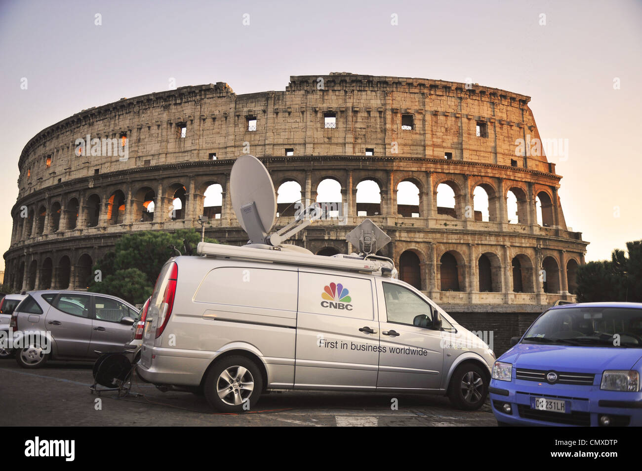 SNG Mobilstation von CNBC unter dem Kolosseum in Rom. Stockfoto