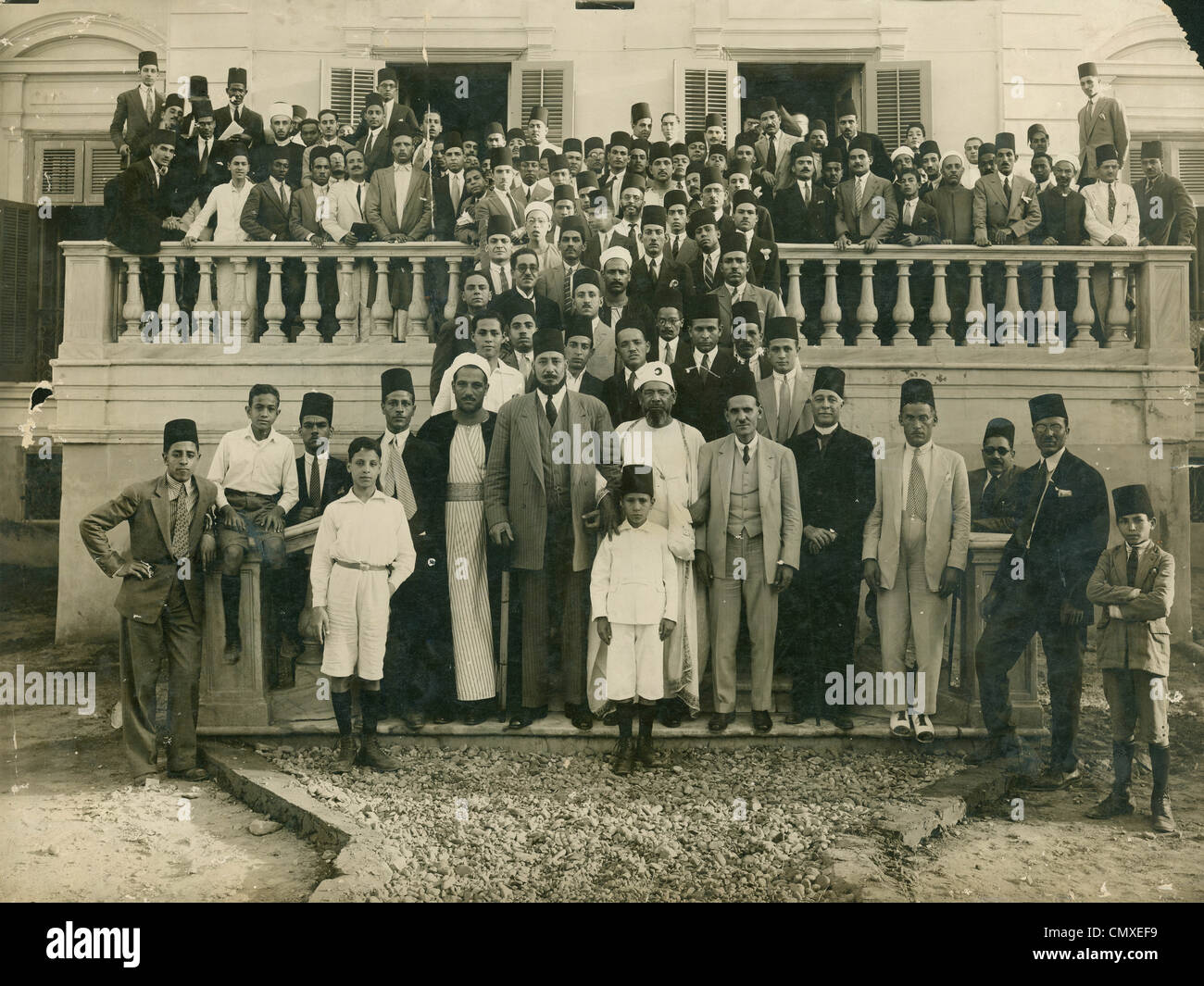 Hassan El Banna, der Gründer der Muslimbruderschaft in Ägypten, mit einer Gruppe von Unterstützern in den 1940er Jahren. Stockfoto