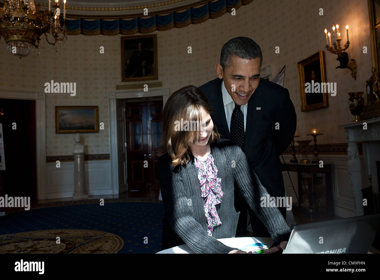 Präsident Barack Obama sieht über die Schulter von Hannah Wyman, 11, wie sie ihr Projekt im blauen Zimmer, während die zweite jährliche White House Science Fair 7. Februar 2012 in Washington, DC zeigt. Stockfoto