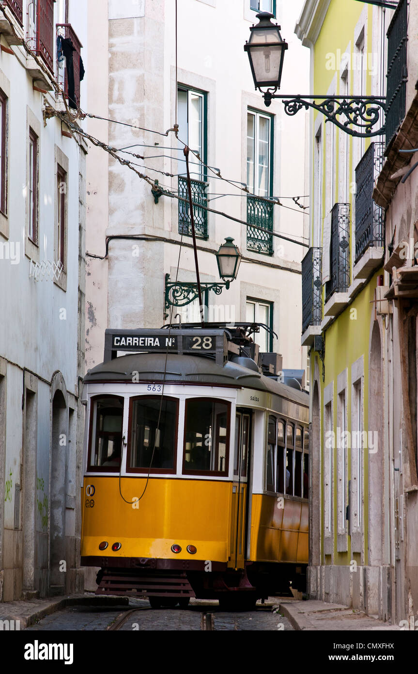 Electrico Tram 28 durch eine schmale Straße im Stadtteil Alfama, Lissabon, Portugal Stockfoto
