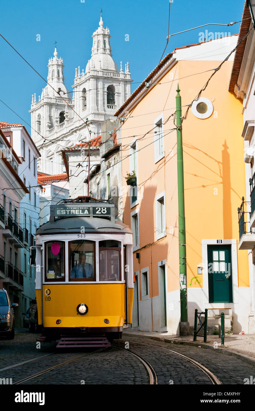 Electrico Tram 28 durch eine schmale Straße im Stadtteil Alfama, Lissabon, Portugal Stockfoto