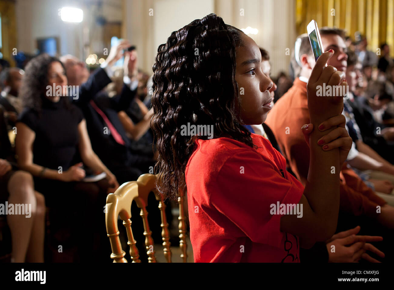 Ein Student nimmt ein Bild, wie Präsident Barack Obama Bemerkungen während der zweiten White House Science Fair im East Room des weißen Hauses 7. Februar 2012 in Washington, DC liefert. Stockfoto