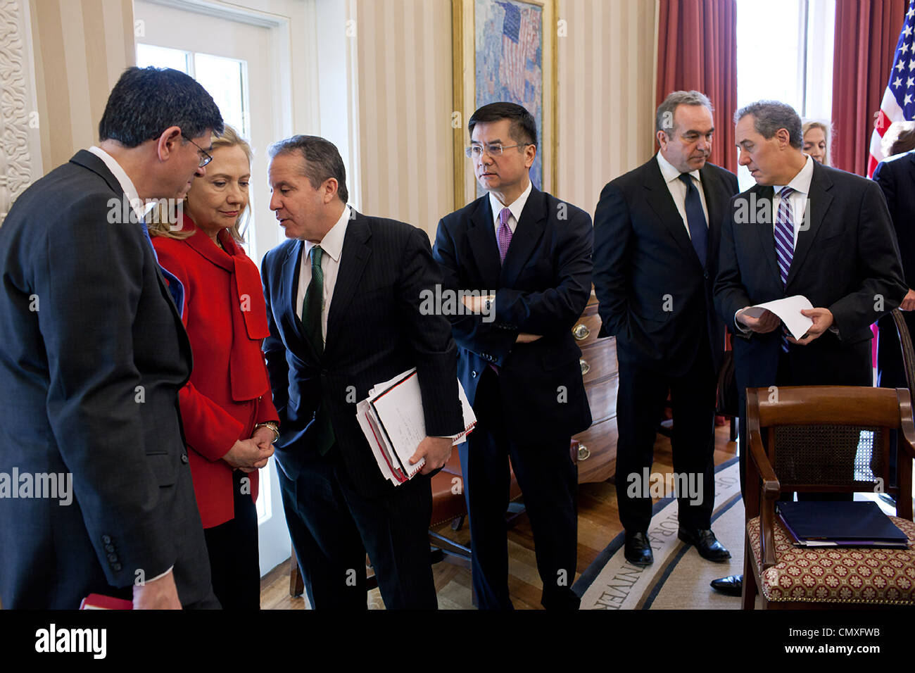 Chef des Stabes Jack Lew Gespräche mit US-Außenministerin Hillary Rodham Clinton und National Economic Council Direktor Gene Sperling als Präsident Barack Obama ein bilaterales Treffen mit Vizepräsident Xi Jinping der Volksrepublik China im Oval Office 14. Februar 2012 in Washington hält, Stockfoto