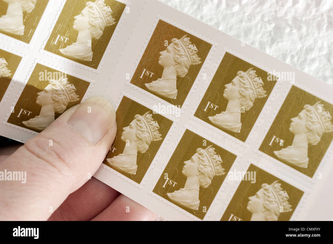 Frau mit einem Buch der 1. Klasse (erste) Briefmarken Stockfoto