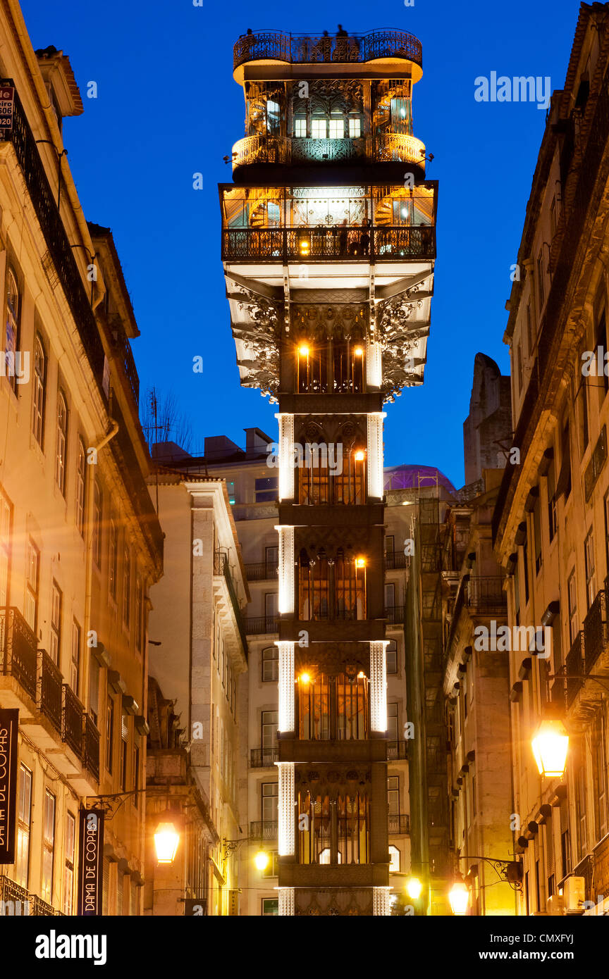 Nachtansicht des Elevador de Santa Justa, Lissabon, Portugal Stockfoto