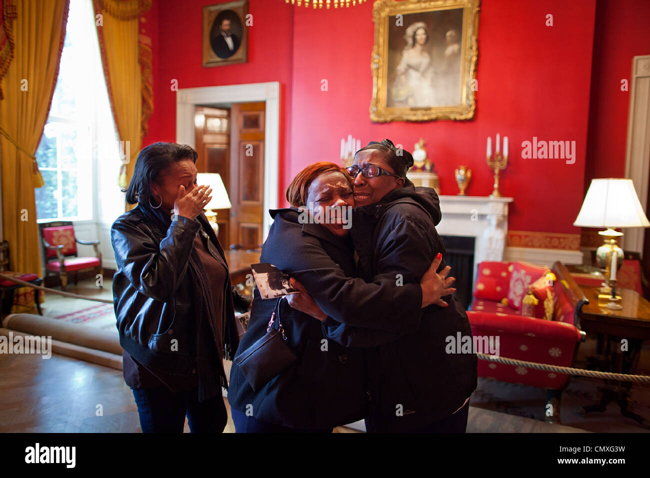 Frauen weinen und umarmen nach einem Treffen mit First Lady Michelle Obama in das rote Zimmer während ihrer White House Tour 16. Februar 2012 in Washington, DC. Stockfoto