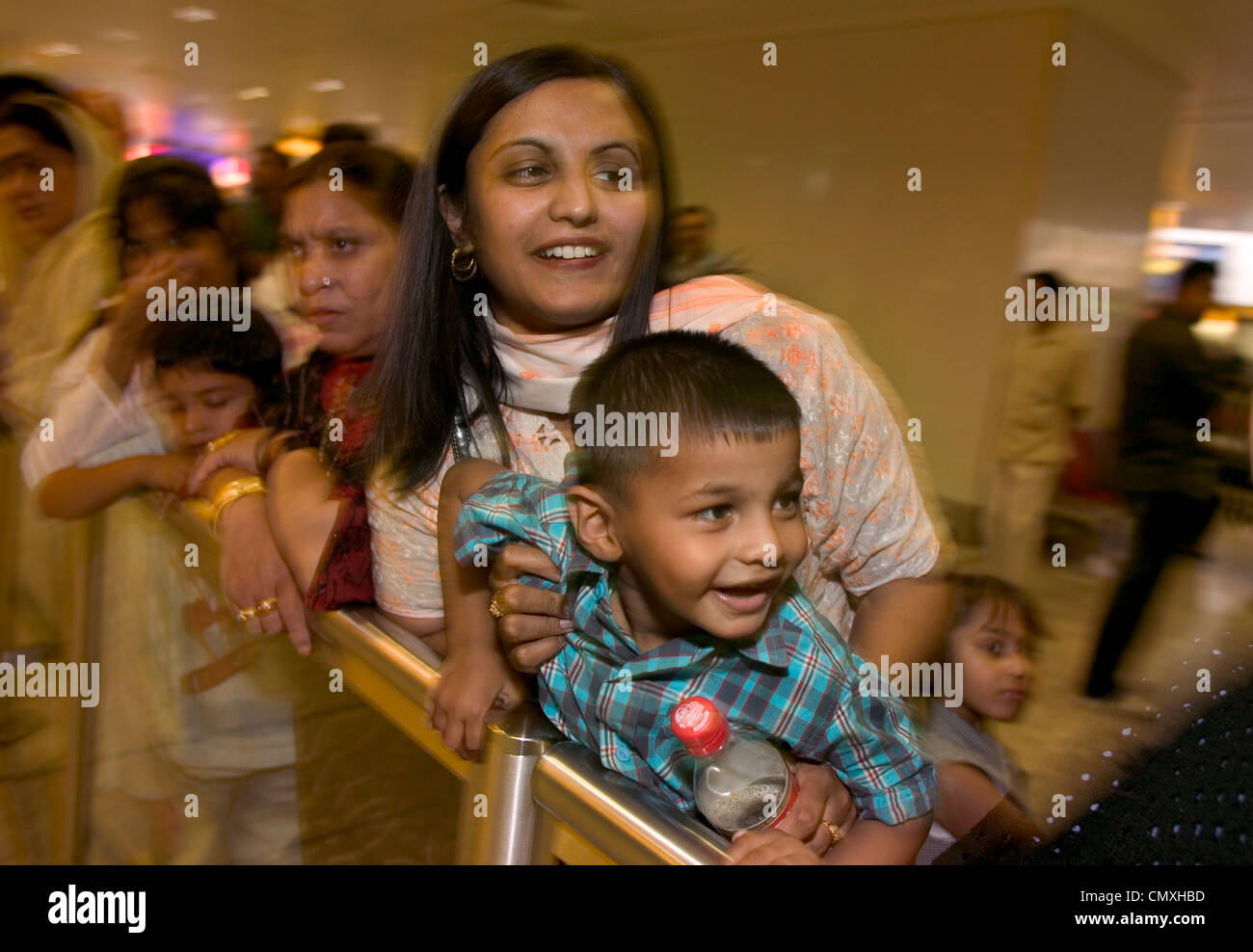 Familie wartet in der Ankunftshalle am Flughafen Heathrow Stockfoto