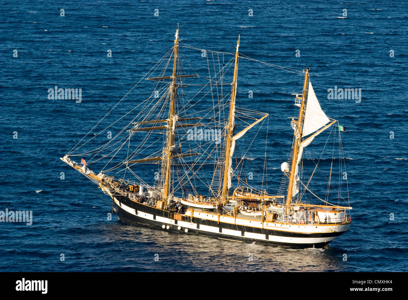 Foto von einem alten Galeone Segeln auf dem Meer Stockfoto