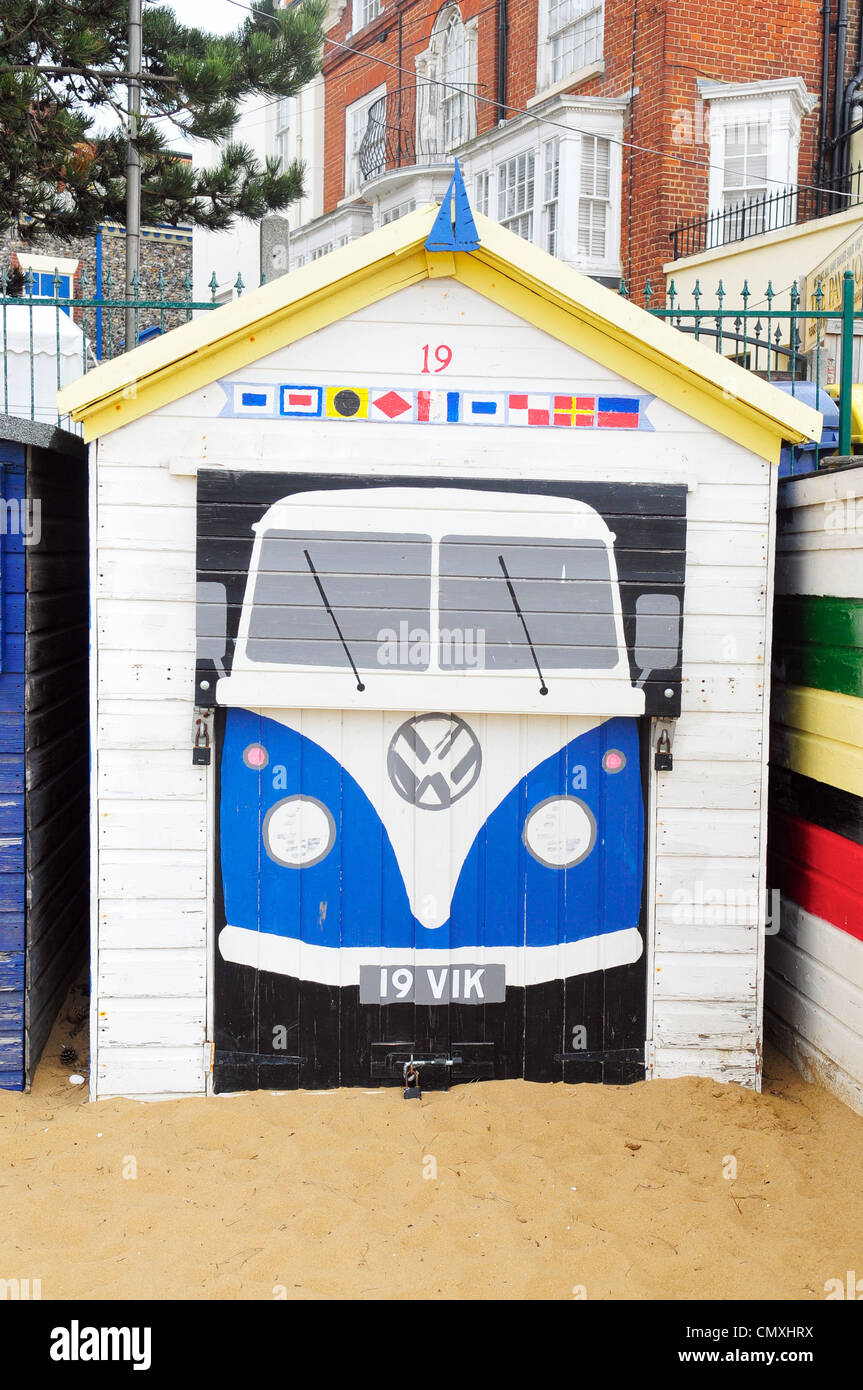 Strandhütte mit Volkswagen Camper Van Malerei, Broadstairs, Kent, England, UK Stockfoto