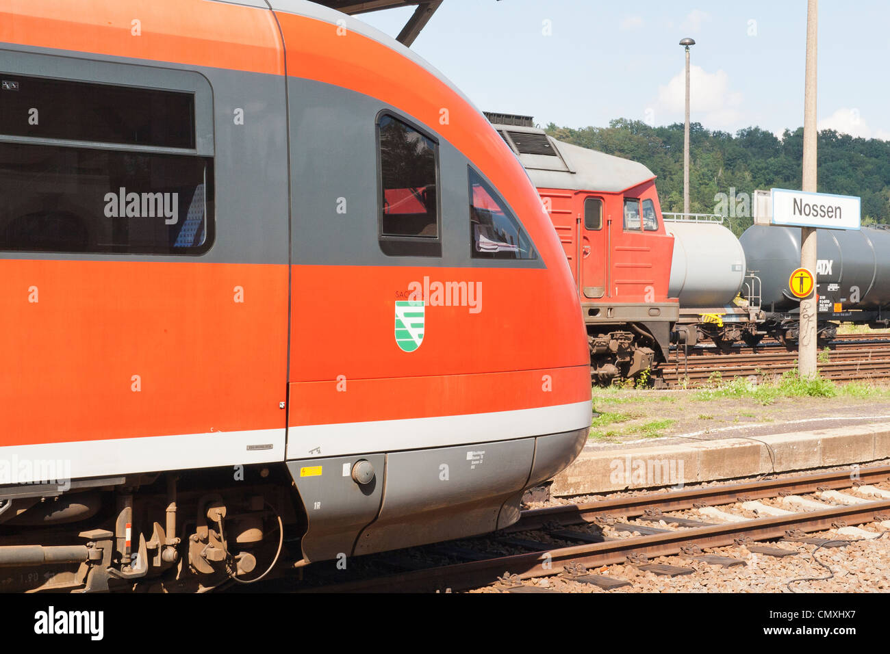 Bahnhof Nossen, Deutschland mit der Vorderseite des deutschen Personenzug und diesel Stockfoto