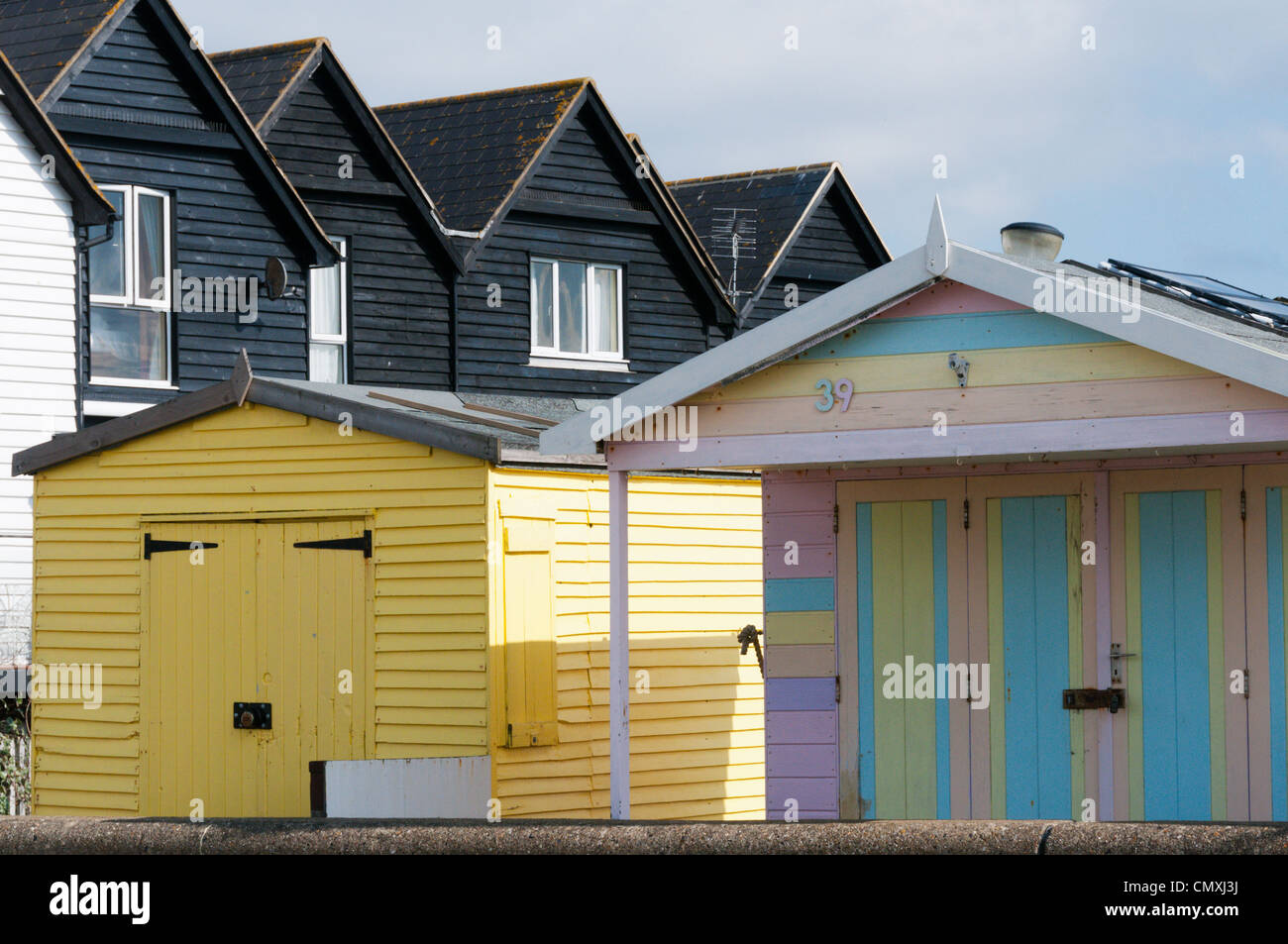 Pastell farbigen Strandhütten an der Strandpromenade in Whitstable in Kent. Stockfoto