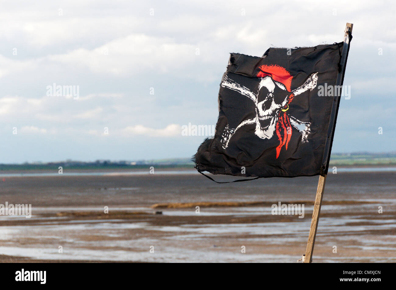Ein Totenkopf Piratenflagge an der Küste. Stockfoto