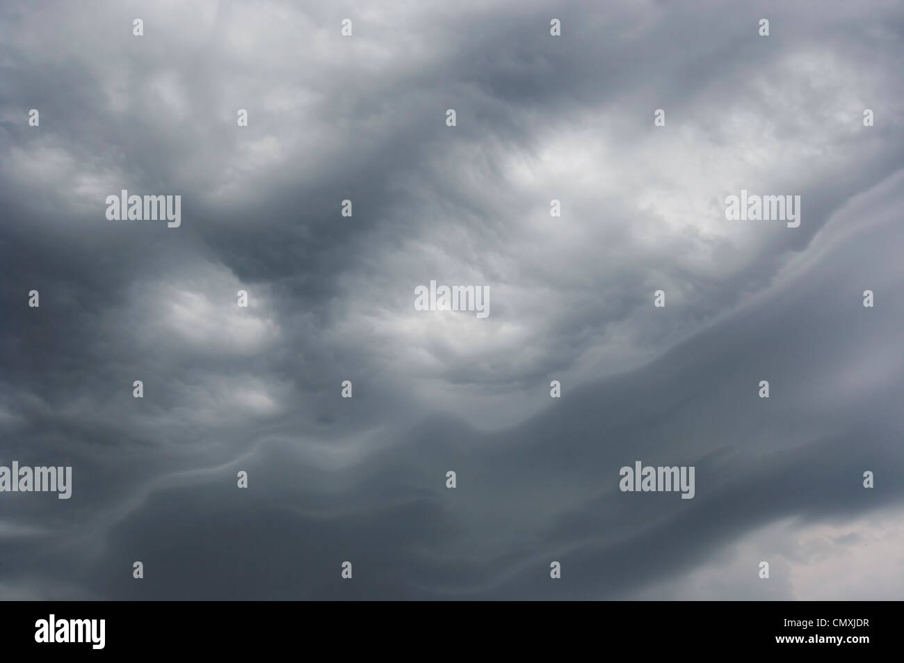 dunkle Wolken vor Regen Stockfoto