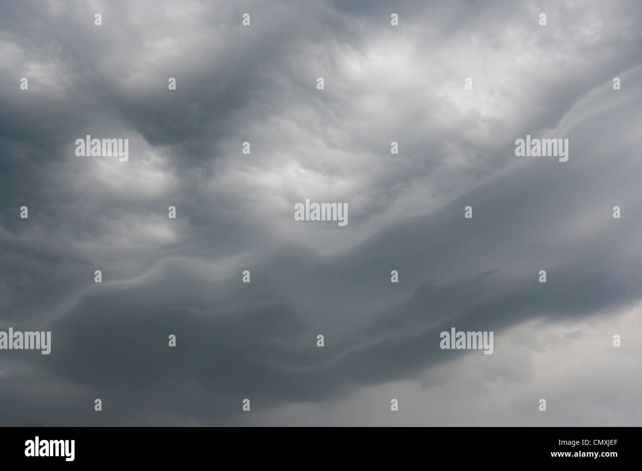 dunkle Wolken vor Regen Stockfoto