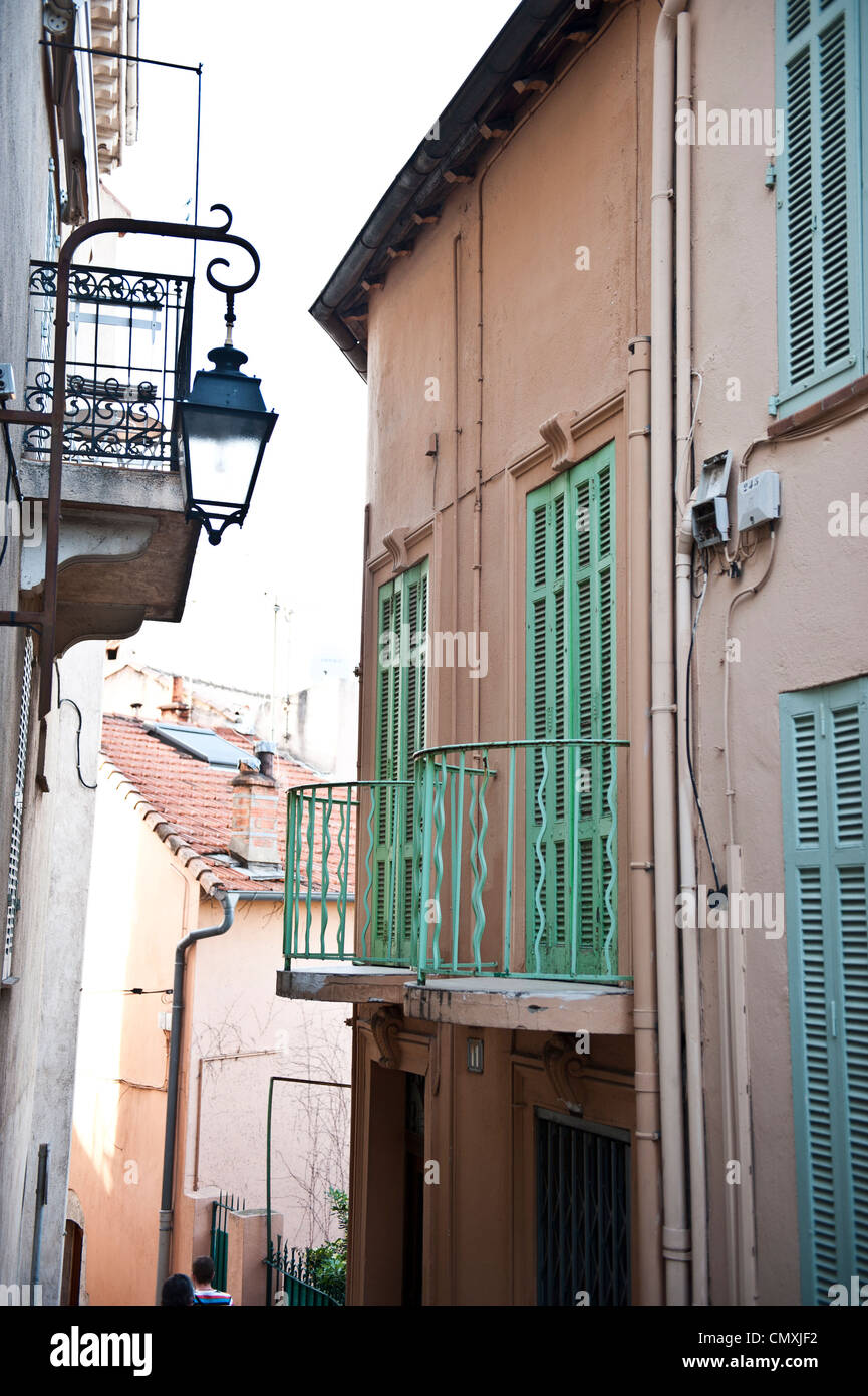 Mint Grün Balkone auf einem französischen Gebäude. Stockfoto
