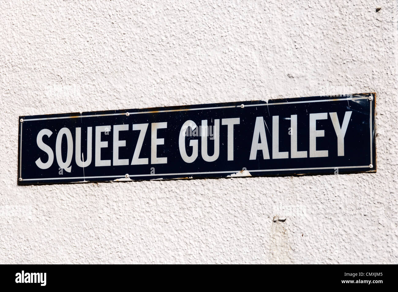 Der Straßenname Zeichen für Squeeze Darm Alley in Whitstable, Kent. Stockfoto
