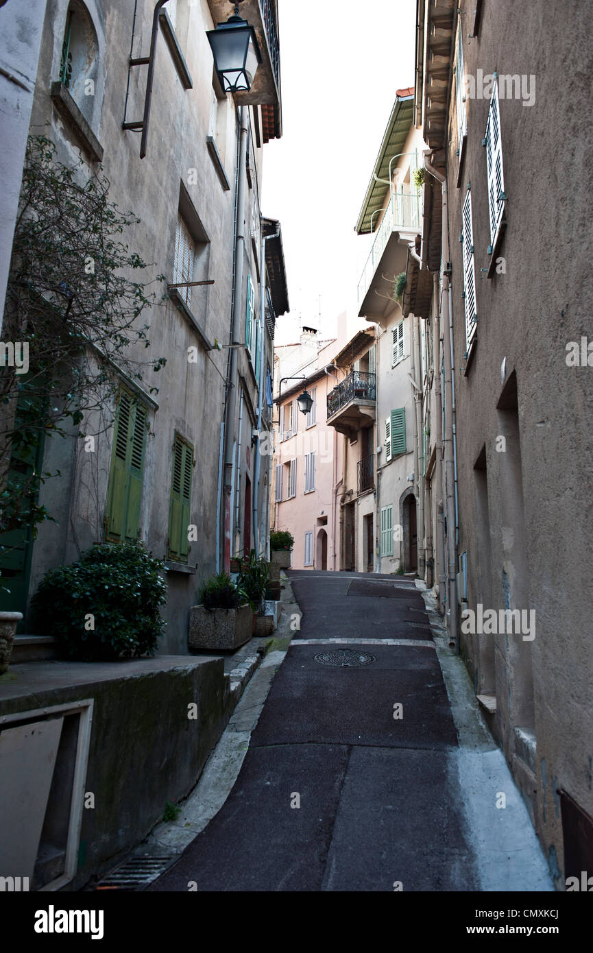 Eine schmale Gasse Gehweg in einer Nachbarschaft von Cannes. Stockfoto