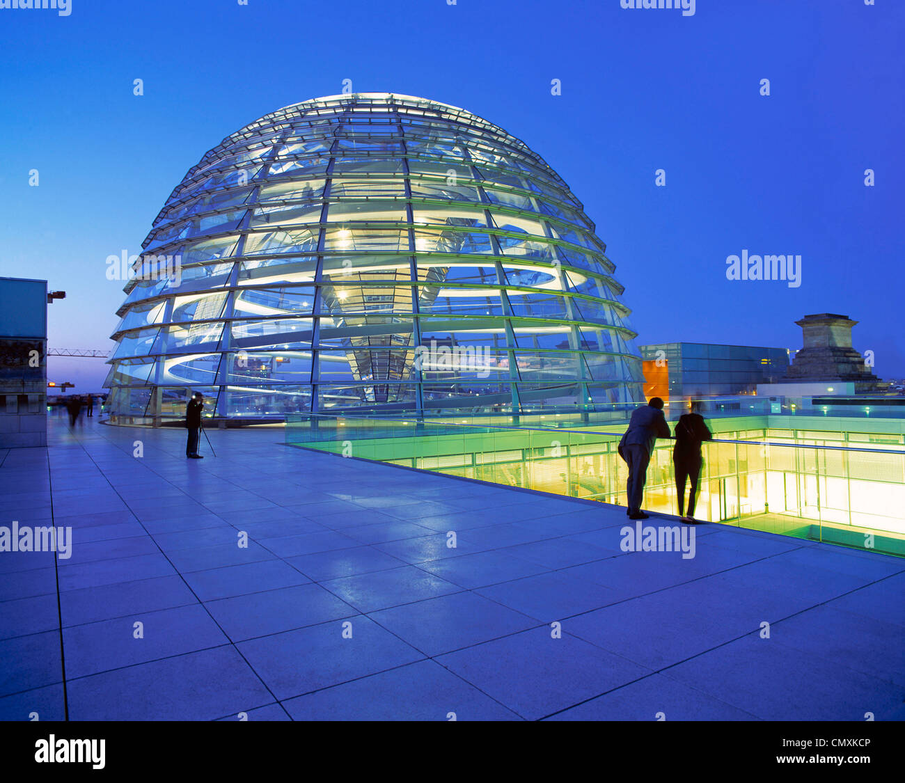 Berlin, Reichstag, Dachterrasse, Kuppel von Norman Forster, Dämmerung Stockfoto