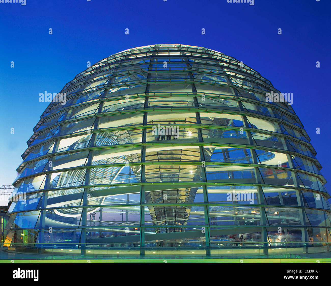 Dämmerung, Kuppel des Reichstags-Kuppel von Norman Foster, Berlin Stockfoto