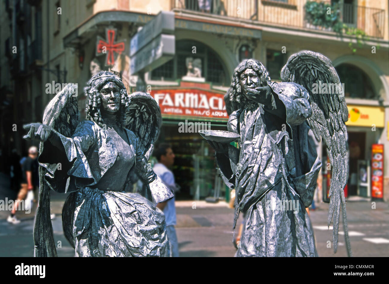 Spanien, Barcelona, Ramblas, Straßenkünstler, Engel Kostüme Stockfoto