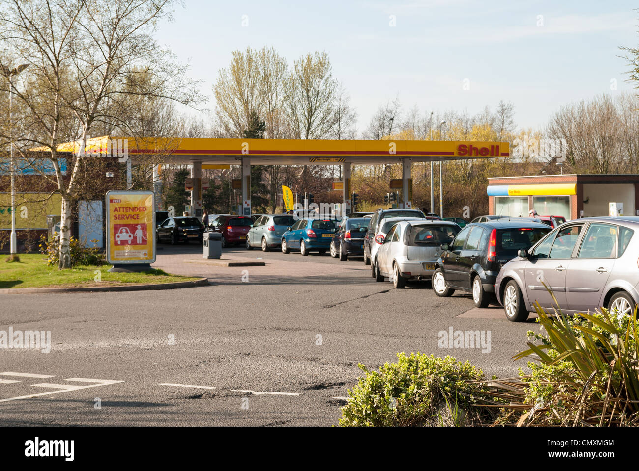 Autofahrer, die Schlange für Kraftstoff nach einem Streik Bedrohung im Vereinigten Königreich (März 2012) Stockfoto