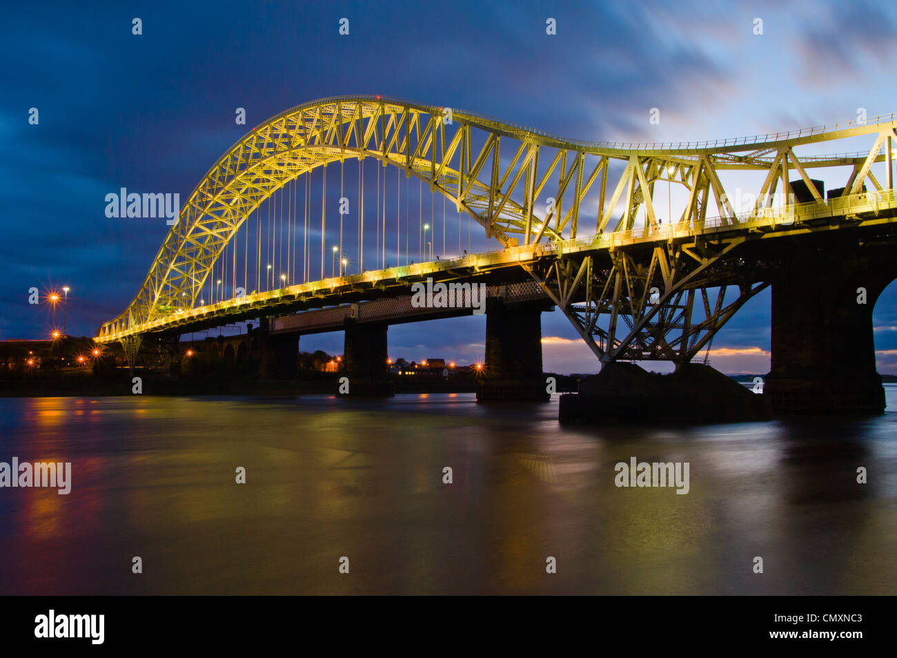 Silver Jubilee Brücke über den Fluss Mersey zwischen Runcorn und Widnes, gewöhnlich als Runcorn Brücke oder einfach The Bridge Stockfoto