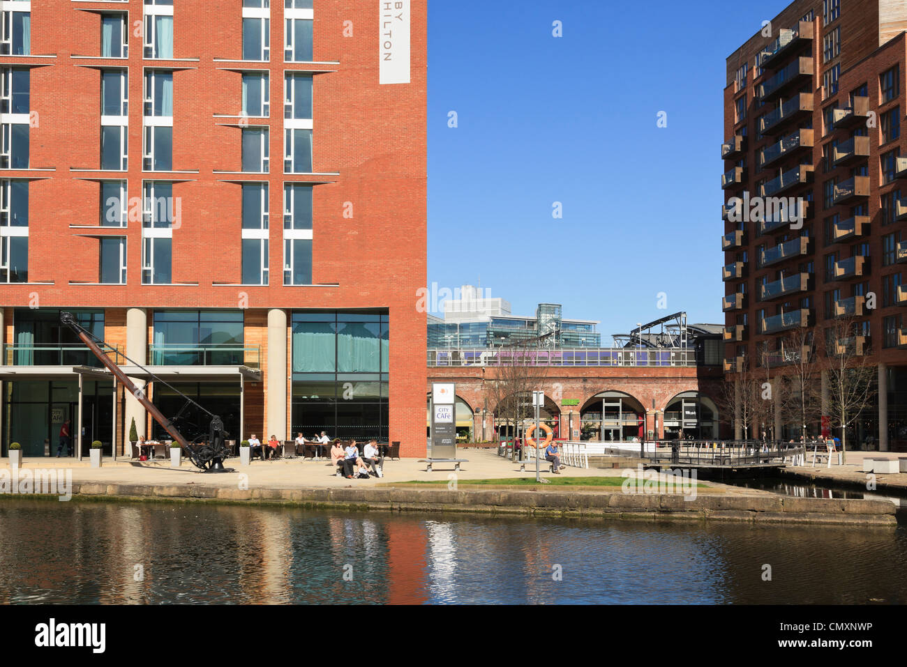 Blick über Leeds und Liverpool Canal zu modernen Gebäuden in sanierten Uferpromenade am Getreidespeicher Wharf Leeds Yorkshire England UK. Stockfoto
