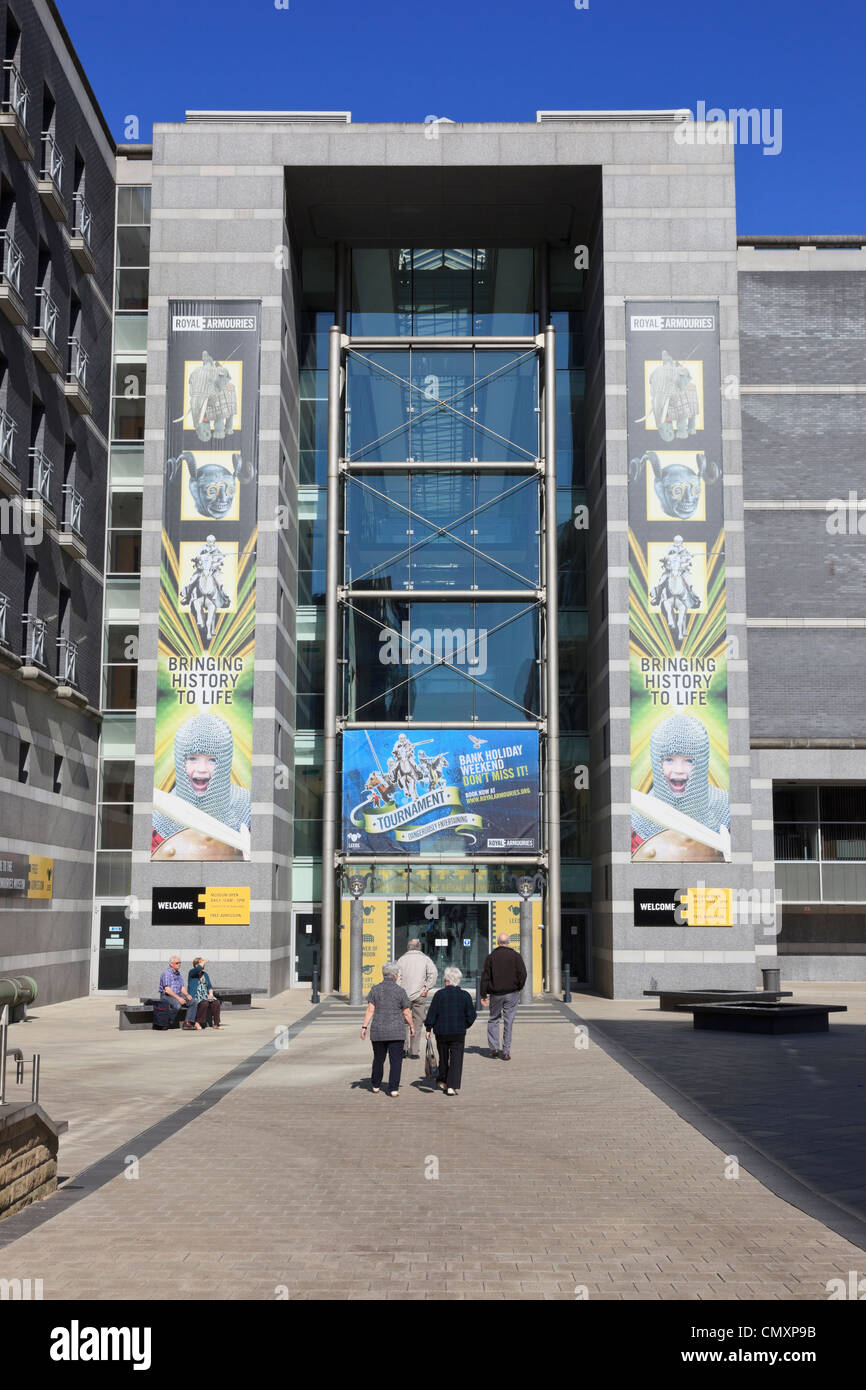 Menschen vor dem Eingang zum Royal Armouries Museum. Clarence Dock, Leeds, West Yorkshire, England, Vereinigtes Königreich. Stockfoto