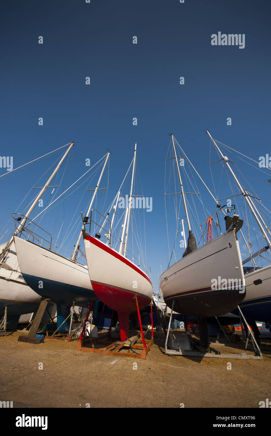 Segelyacht aufgelegt in wiegen in Werft für das Winterlager Stockfoto