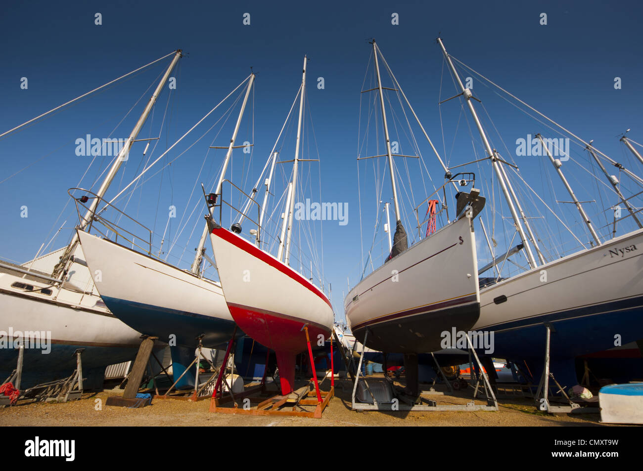 Segelyacht aufgelegt in wiegen in Werft für das Winterlager Stockfoto