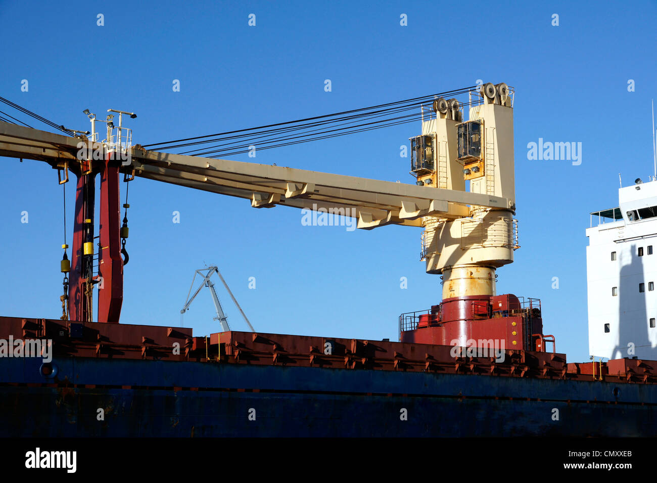 Schiff-Krane auf einem Deck von der Containerfrachter Stockfoto