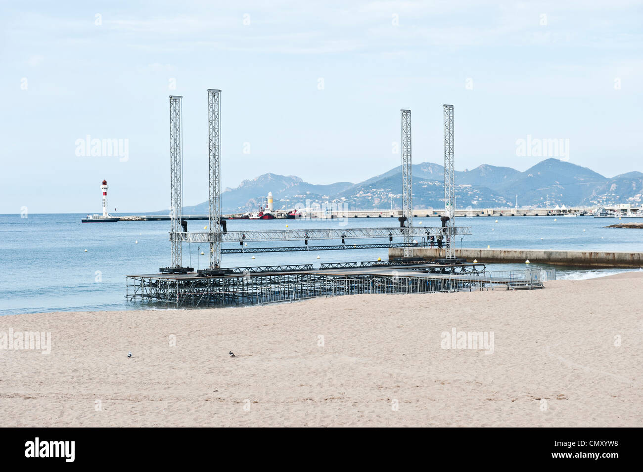 Eine schwimmende Plattform-Setup auf einem Cannes, Frankreich-Küste. Stockfoto