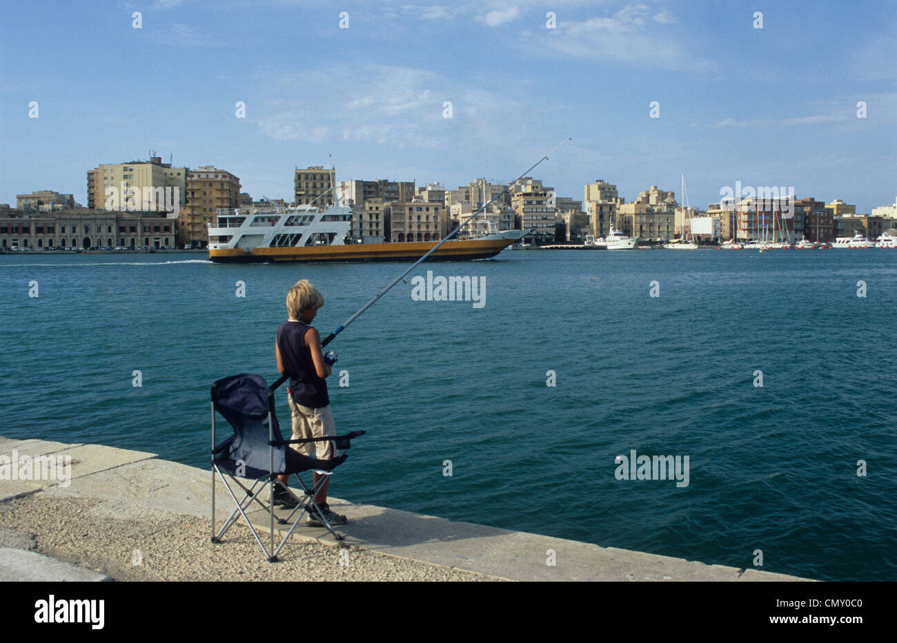 Italien, Sizilien, Trapani, junge im Hafen Angeln. Stockfoto