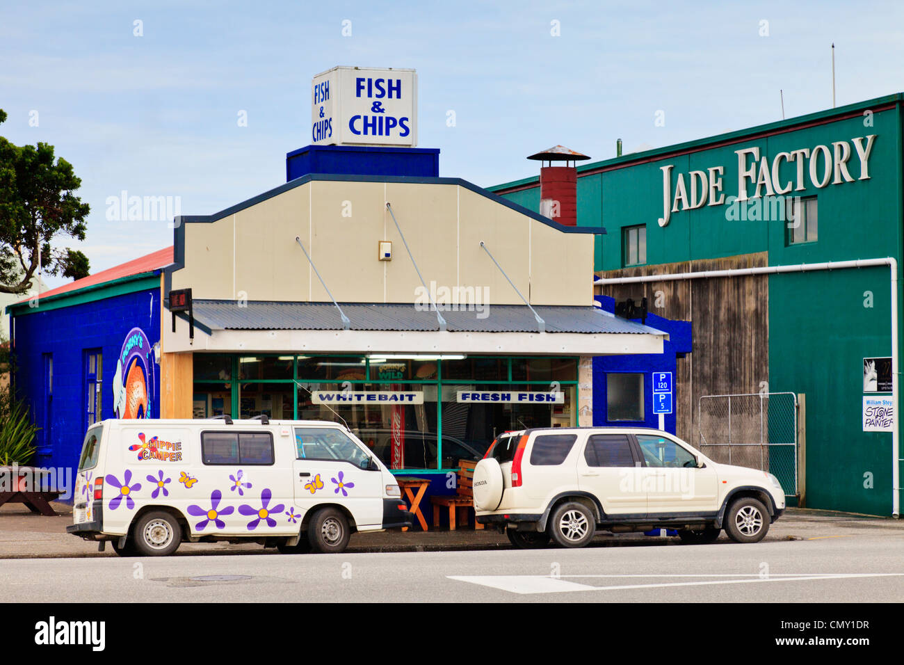 Ein Fish and Chips Shop Verkauf von Sardellen und frischen Fisch in Hokitika, West Coast, Neuseeland Stockfoto