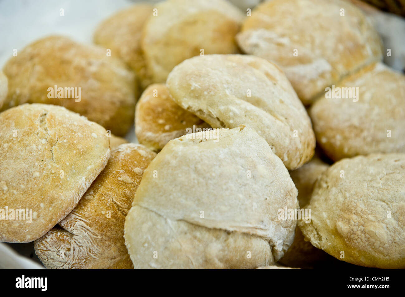 Eine Nahaufnahme von frischem Brot Brötchen in einer Bäckerei. Stockfoto