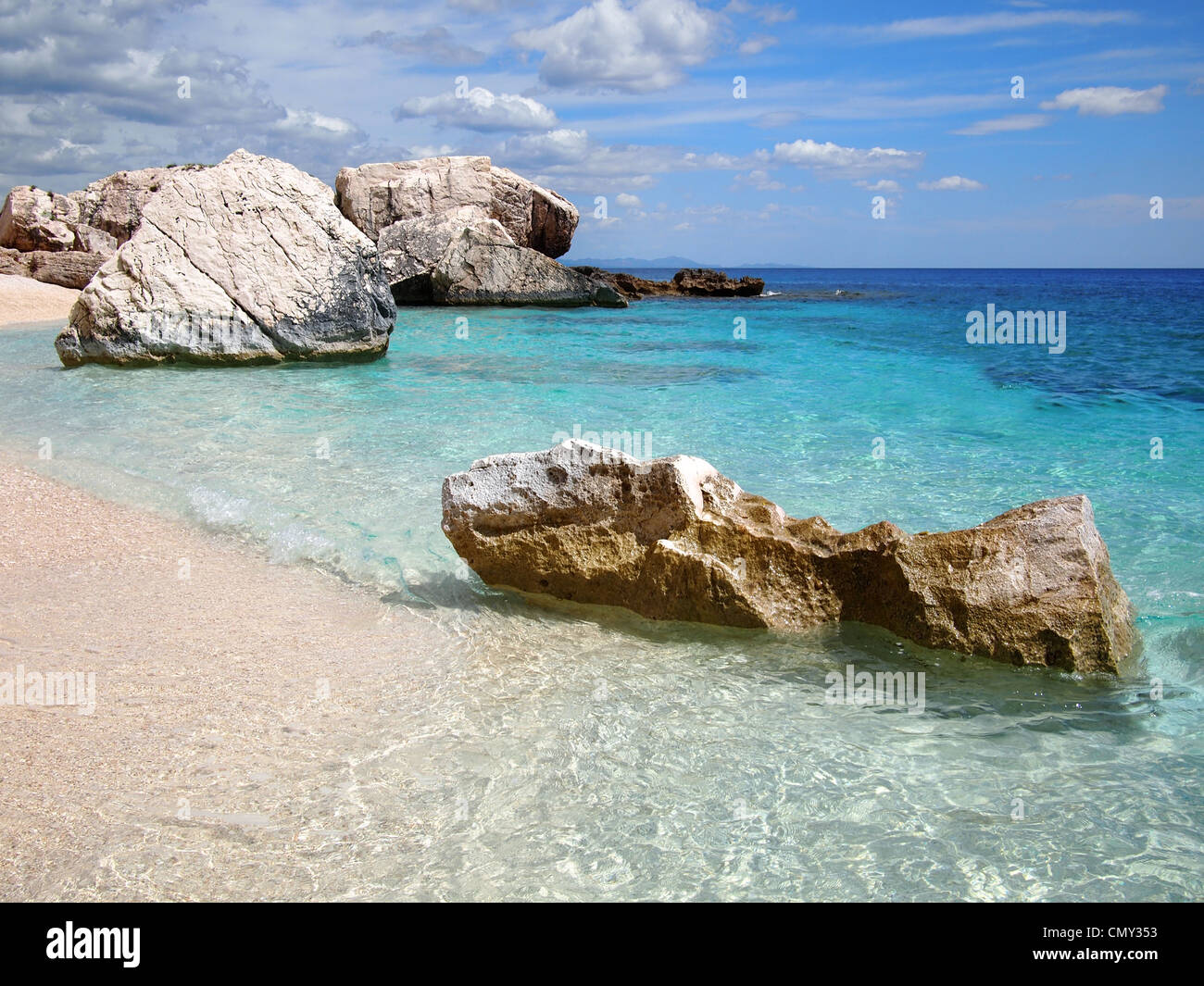 Große Felsen und flachen smaragdgrünen Meer bei Cala Mariolu, einem Strand in den Golfo di Orosei, Sardinien, Italien. Stockfoto